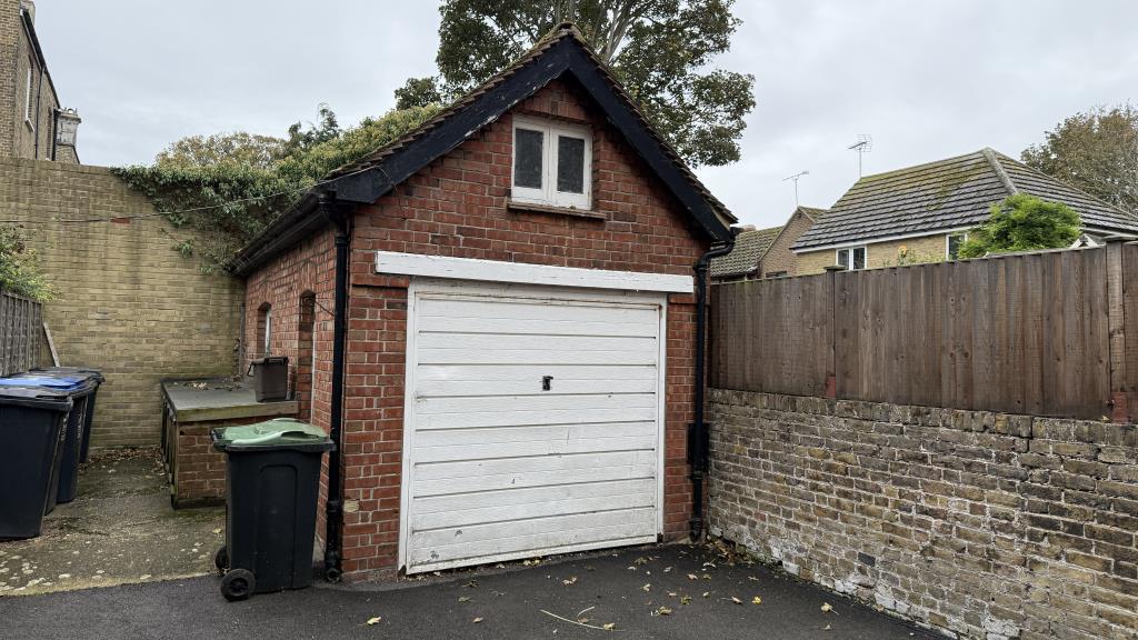 Lot: 133 - TWO-BEDROOM GROUND FLOOR FLAT WITH PARKING, GARAGE AND USE OF GARDEN - Garage